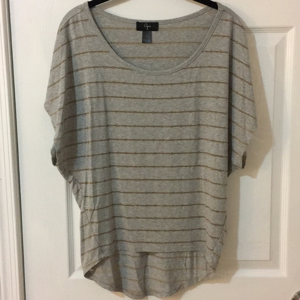 Gray and gold shirt sleeve flowy shirt.